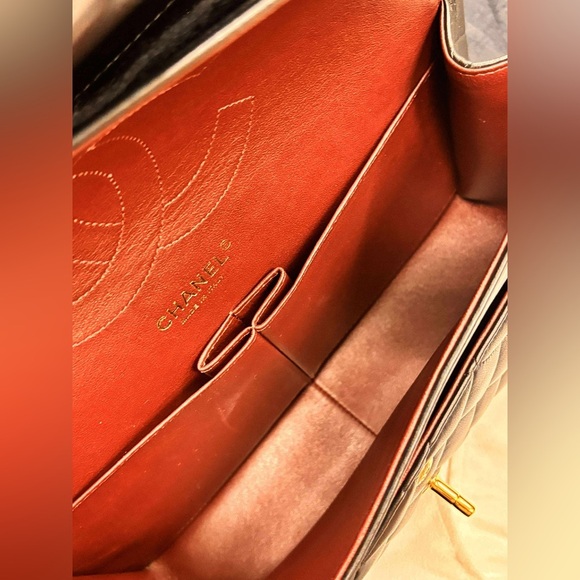 Authentic Lambskin Jumbo Classic Double Flap Bag GHW - Picture 9 of 16